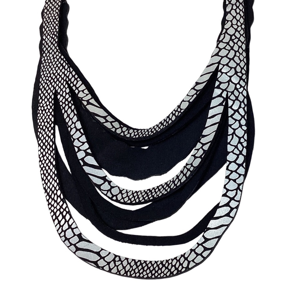 ULI Amsterdam Avant-Garde Statement Necklace – Bold Modern Pearl/Chain Style - Picture 5 of 8